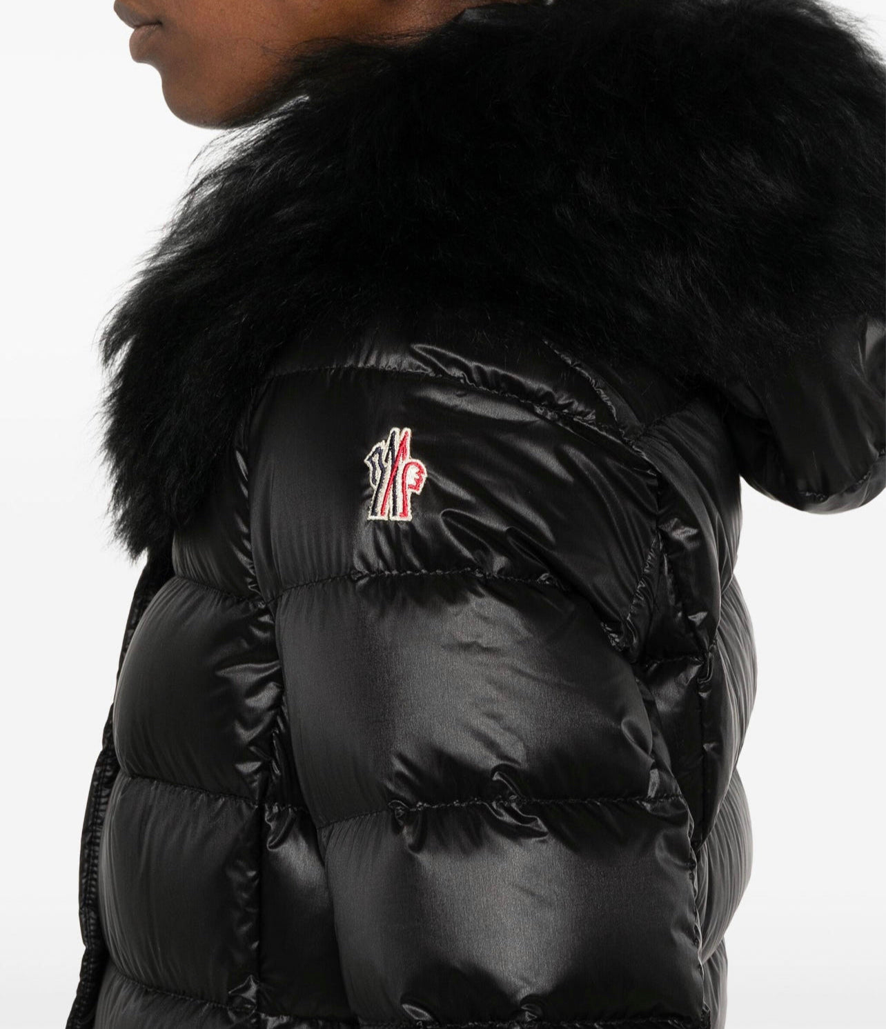 MONCLER DONNA CORTO NERO CON PELLICCIA LOGO SPALLA